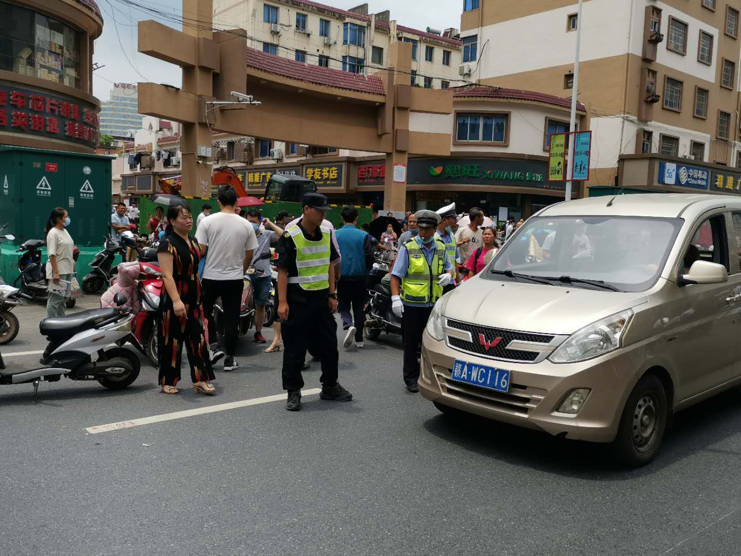 协助交警疏通高考点秩序