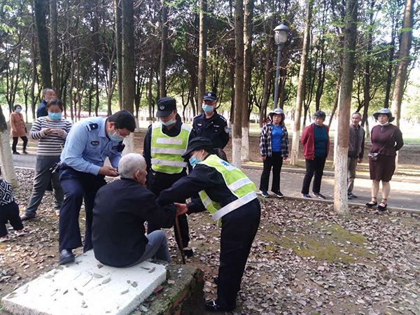 南昌—帮助迷路老人联系警察助其找到家人