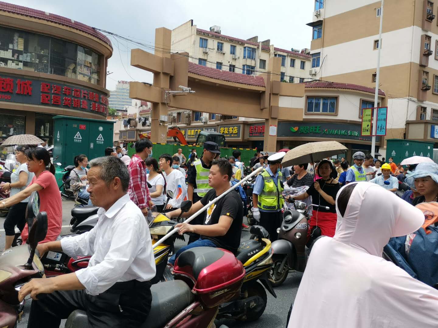 协助交警疏通高考点秩序