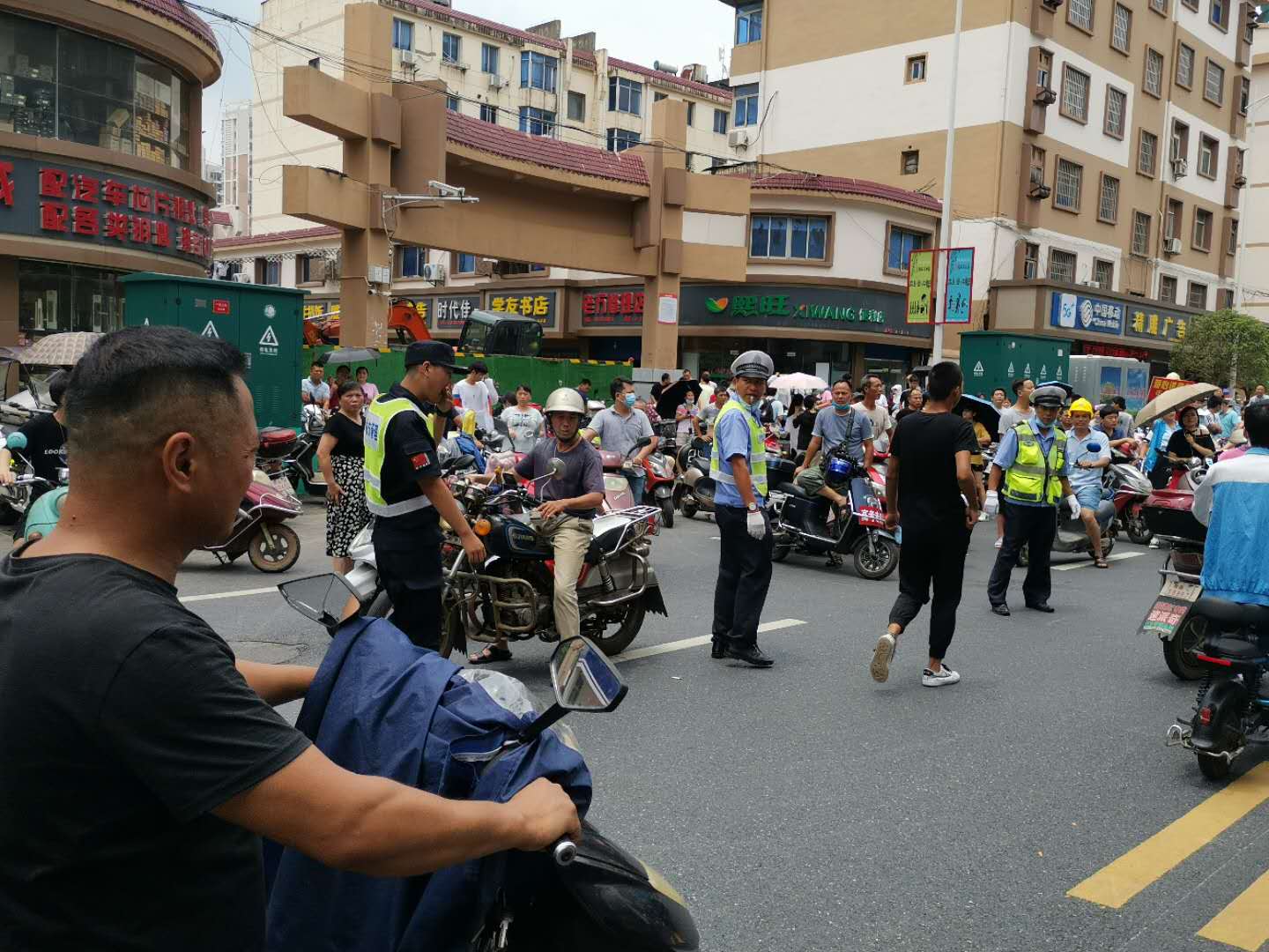 协助交警疏通高考点秩序