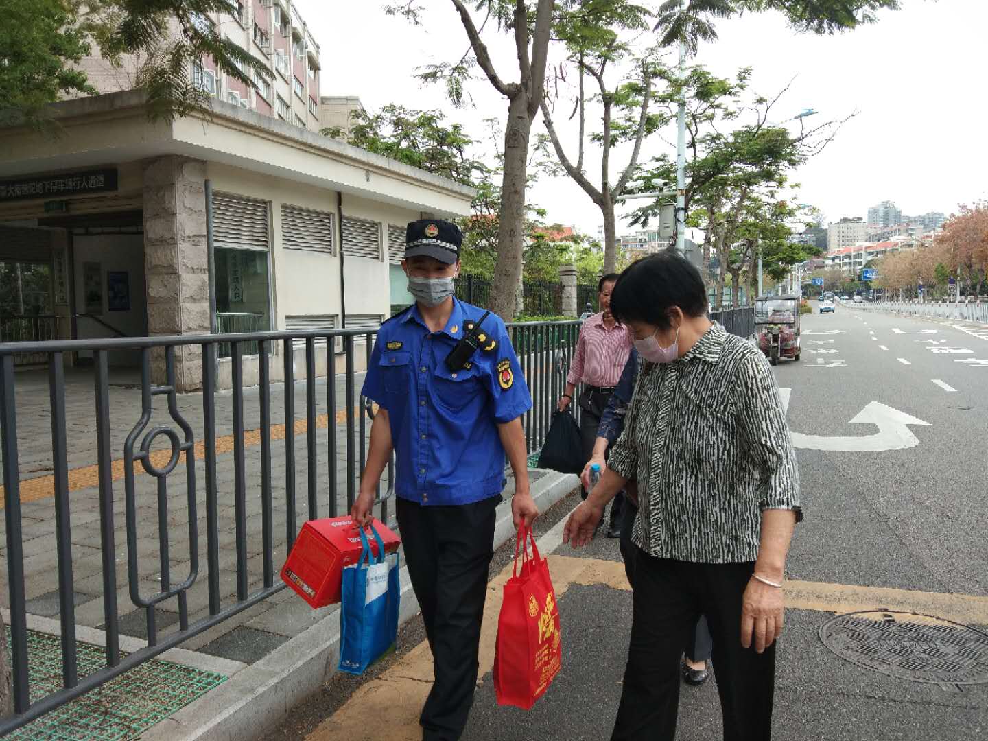 帮助老人提重物