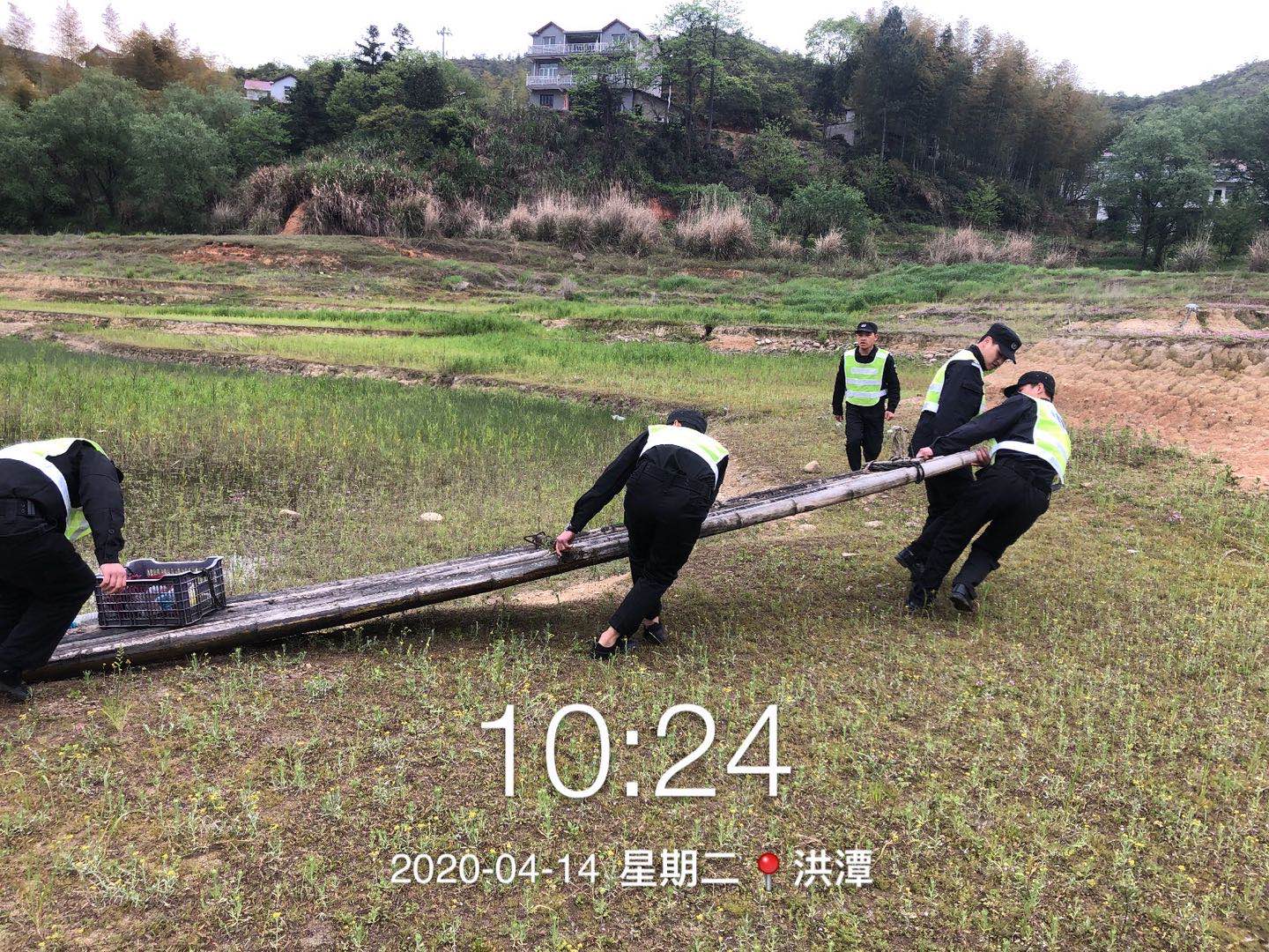 河道巡查·捡水潭里堆积许久的木筏