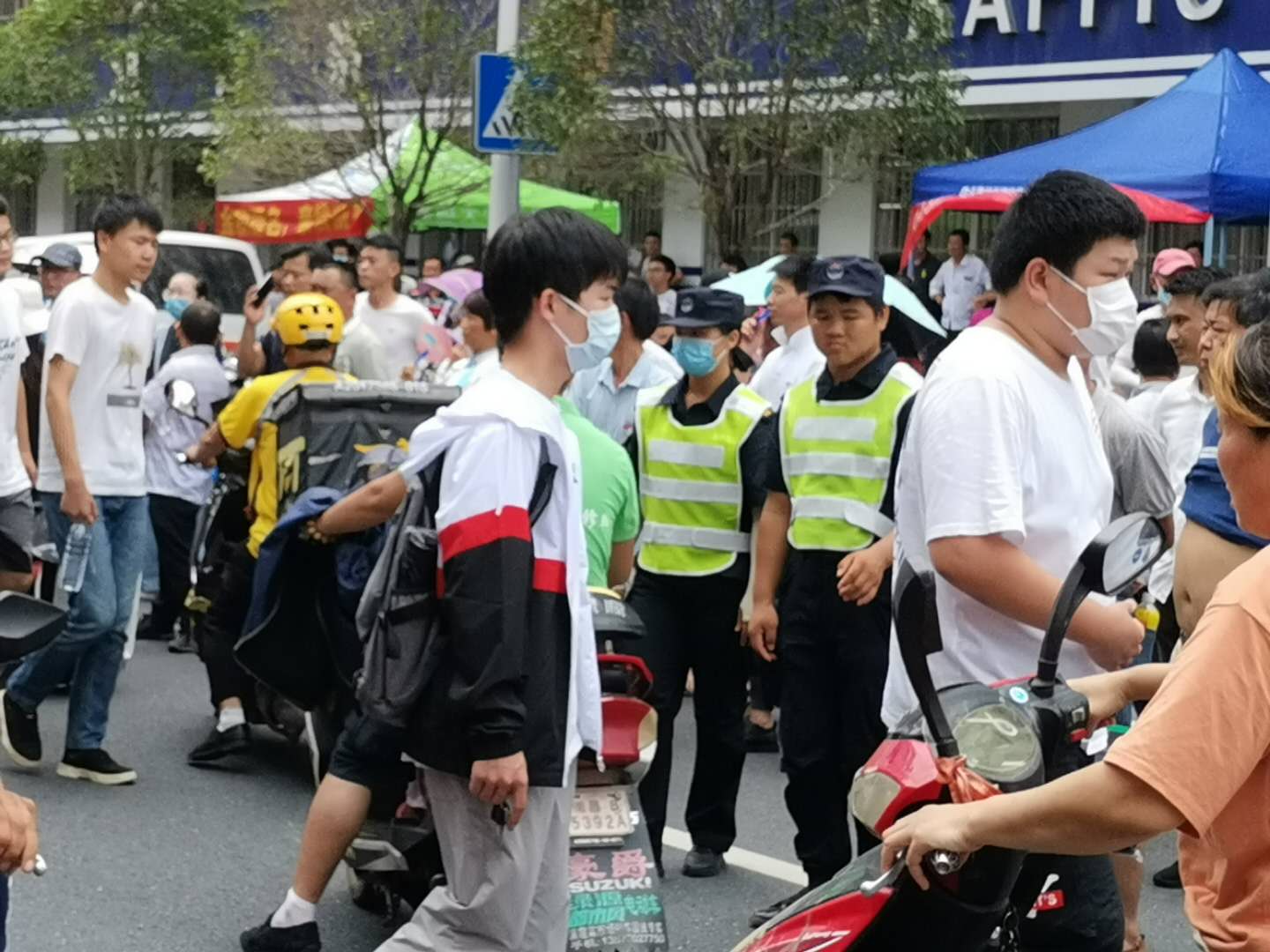 协助交警疏通高考点秩序