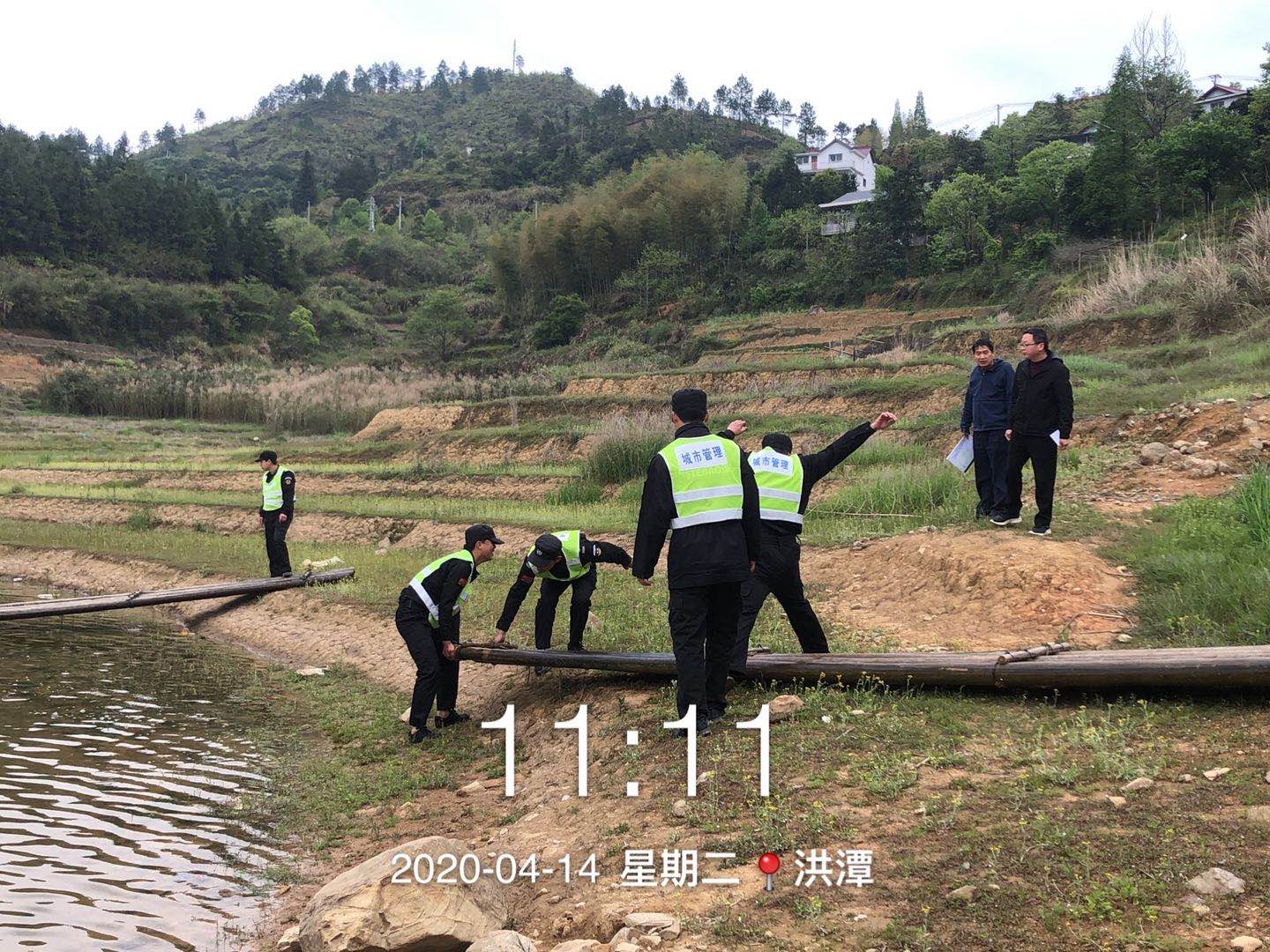 河道巡查·捡水潭里堆积许久的木筏