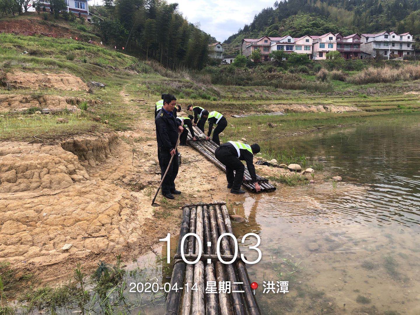 河道巡查·堆积许久的木筏